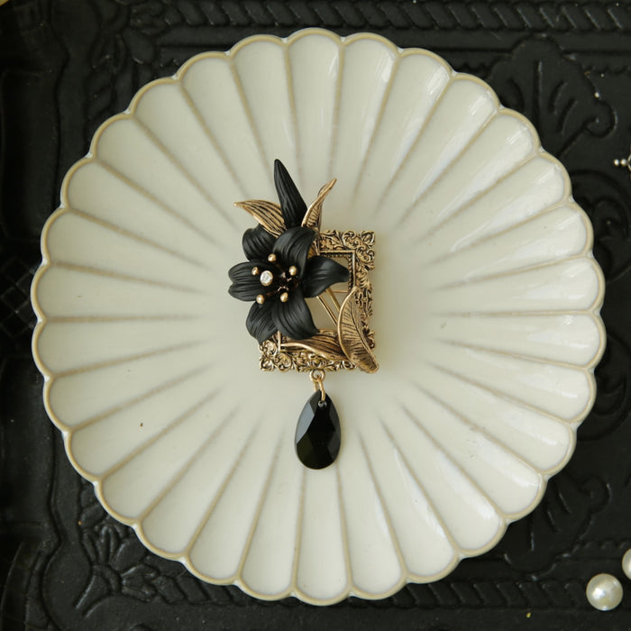 Mayoi Yuri Brooch