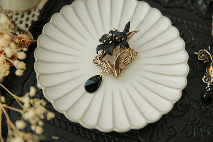 Mayoi Yuri Brooch